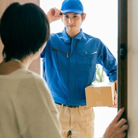 顧客に挨拶するスタッフ