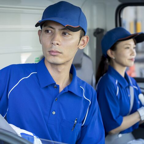 配送先に到着したスタッフ